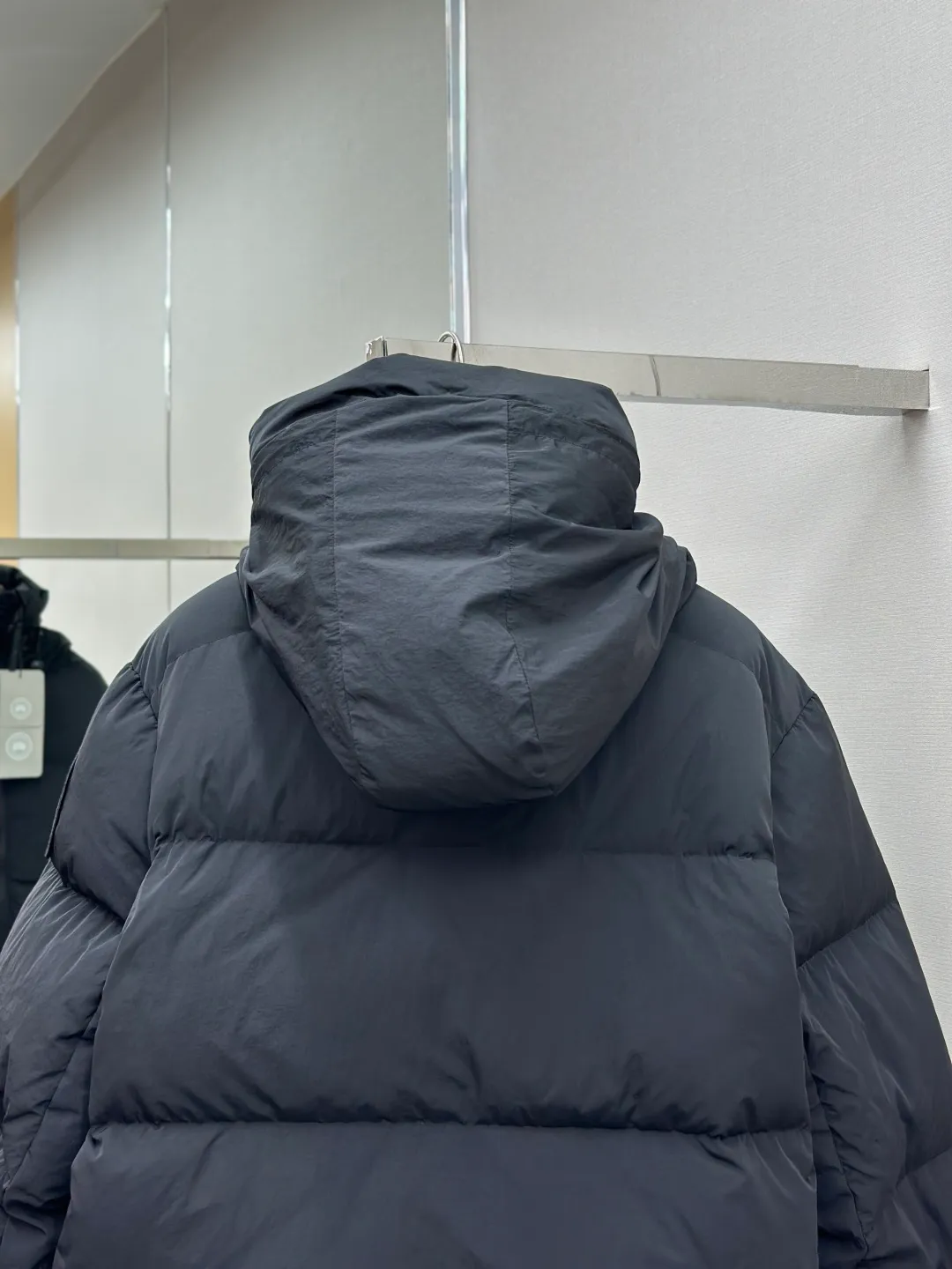 P1010 Canada Goose Black Label Badge Hooded Down Jacket (khaki) The high-quality filling is made of 90 national standard high-quality white duck down, selected high-loft velvet, weighing 240g, light and warm, with excellent temperature locking performance and good resilience. The fabric is woven with 400T high-count yarn. After special water-repellent treatment, the surface forms a lotus leaf effect - raindrops will slide down like beads, and snow particles will fall off when touched. The tear resistance reaches 200N (approximately 20kg load-bearing), the light gray matte texture breaks the stereotype of "outdoor clothing = hardcore", and the soft luster presents a high-end matte effect under urban neon lights, seamlessly switching scenes from ski resorts to CBD office buildings. The ribbon is woven with polyester as the base, and the brand letters are decorated on the ribbon through high-precision computer embroidery. The edges of the pattern are clear, the stitches are fine and even, and multiple layers of embroidery thread are stacked to enhance the three-dimensional effect. Precision thread reinforcement prevents linting and ensures the fluffy and resilient elasticity lasts as new. The embedded cuffs are three-dimensionally woven to form a "wavy" elastic structure, which forms natural folds when fitting the wrist, increasing the contact area with the skin, thus improving the windproof effect. At the same time, micro-velvet treatment is added to the inside of the cuffs, which feels like a second layer of skin and avoids friction on the skin from metal zippers or hard fabrics. Size:S-M-L-XL